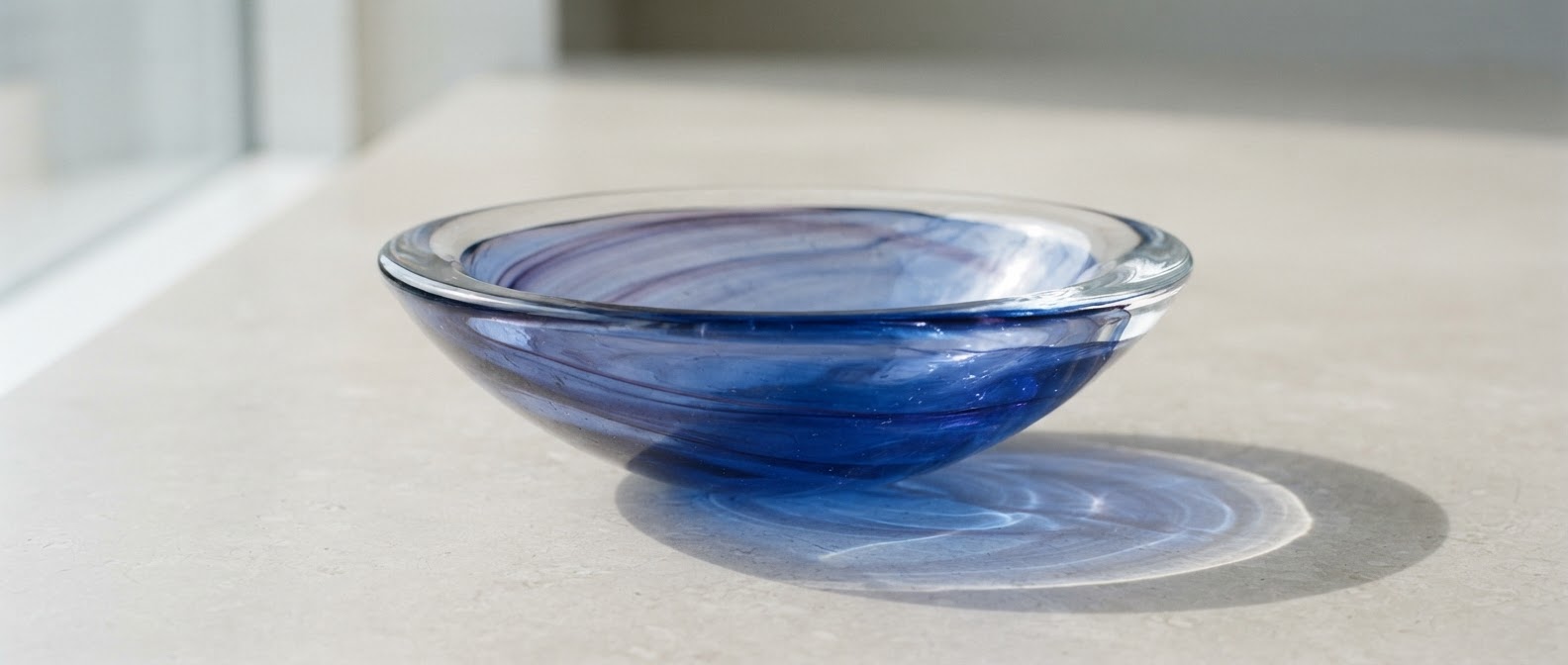 Blauwe Kosta Boda-schaal in het zonlicht