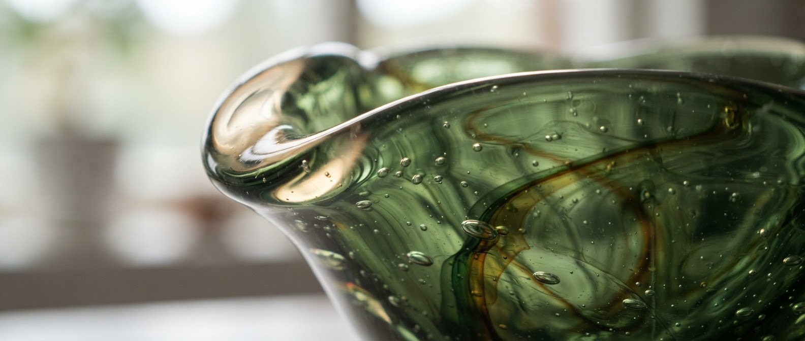 Groene glazen schaal op een houten tafel